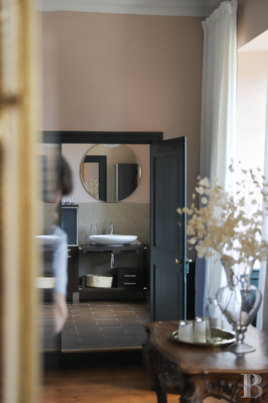 An 18th century chateau surrounded by trees and hills in the Lot valley - photo  n°23